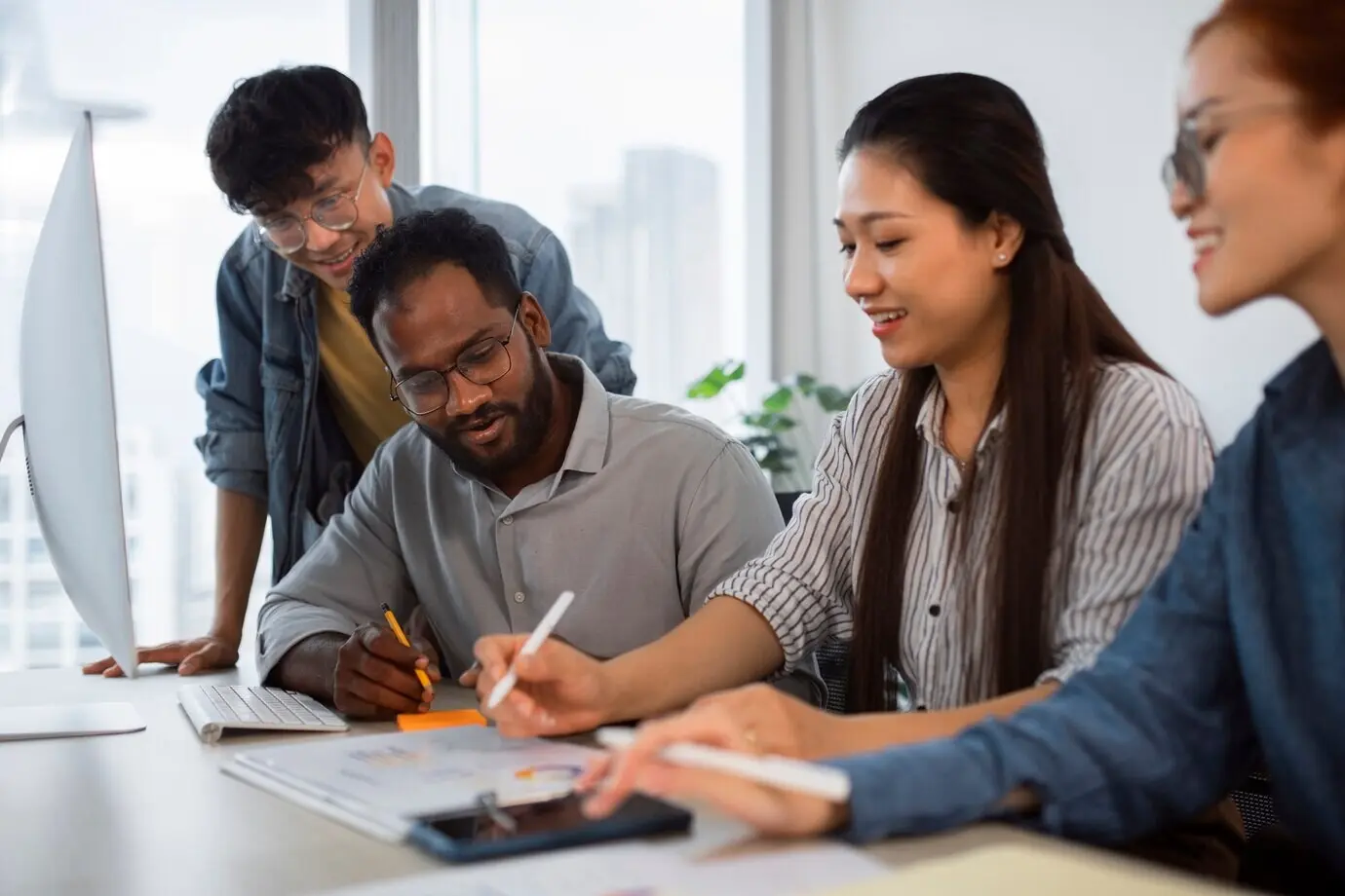 Вид сбоку: коллеги работают вместе