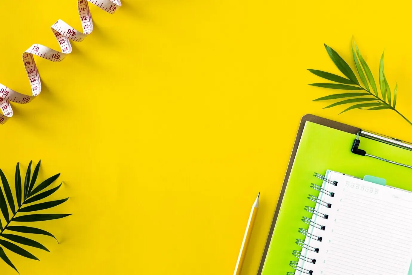 Композиция с тарелкой, будильником и сантиметровой лентой на цветном фоне. Концепция диеты и плана снижения веса, свободное пространство для текста.